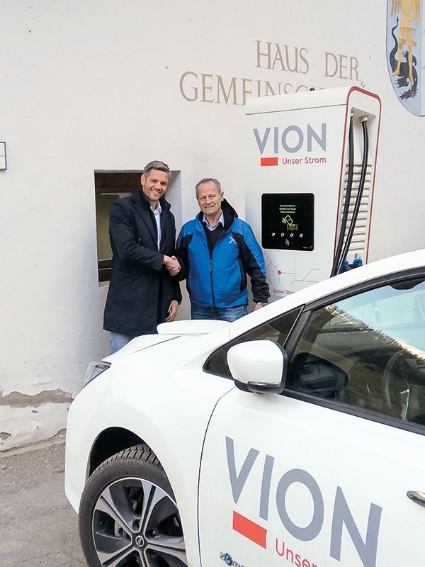VION-Geschäftsführer Alexander Telser und der Schnalser BM Karl Josef Rainer freuen sich über die Inbetriebnahme der Schnellladestation und damit über den Schritt in die Zukunft