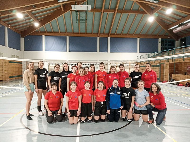 Die Volleyballmädchen der U15 nach einem Freundschaftspiel gegen Schluderns im Februar 2020 in der Sporthalle von Schluderns - als die Welt noch in Ordnung war