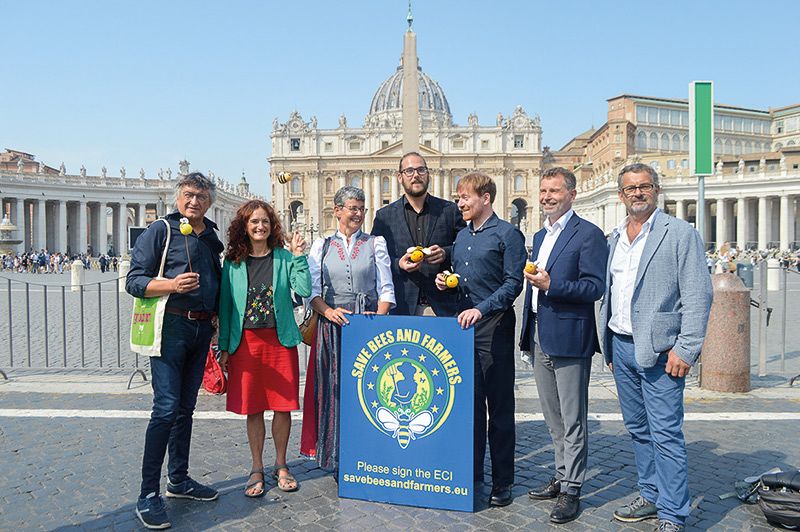 v. l.: Riccardo Dello Sbarba, Brigitte Foppa, Annemarie Markt Gluderer, Christian Altenweisl, Karl Bär, Hanspeter Staffler, Urban Gluderer in Rom.