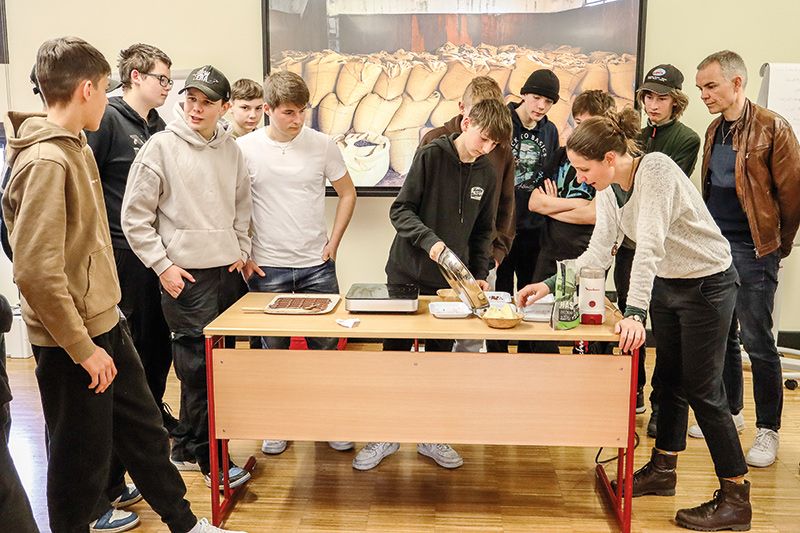 Schülerinnen und Schüler im BZS setzten sich im OEW-Projekt mit der oft unfairen und umweltbelastenden Produktion der Kakaobohnen auseinander und kochten Schokolade
