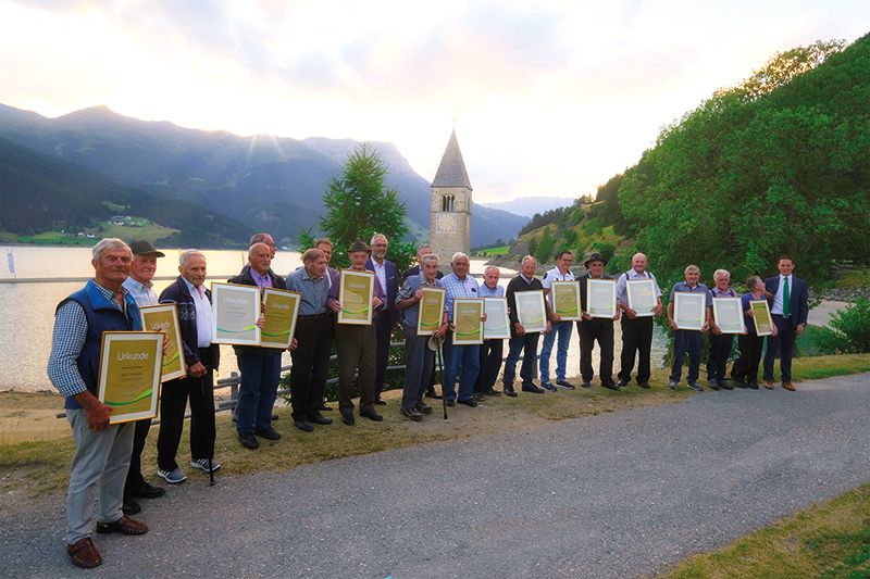 Diplome für: 110 Jahre Raika-Mitgliedschaft für die Fraktion Langtaufers. 60 Jahre Mitgliedschaft: Peter Öggl, Oswald Folie, Maria Alma Patscheider, Johann Folie, Kassian Patscheider und Arnold Habicher. 50 Jahre Mitgliedschaft: Karl Hohenegger, Josef Messner, Alois Stecher, Friedrich Hohenegger, Anton Stecher, Oskar Blaas, Theodor Noggler, Josef Telser, Gebhard Moriggl, Karl Noggler, Sebastian Waldner, Adolf Ziernheld, Alois Ziernheld, Gebhard Telser, Alfons Wallnöfer, Josef Stecher, Alois Theiner, Walter Ziernheld, Albert Theiner und Hermann Folie.