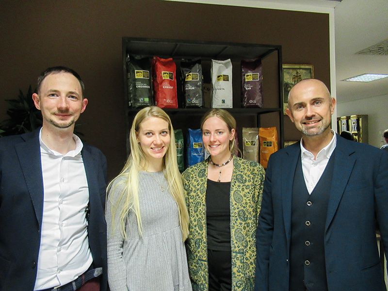 Basis Vinschgau bei Alps Coffee in Rabland: v. l. Geschäftsführer Stefan Schreyögg, Magda Tumler und Annabel Lange von Basis Vinschgau, Patrick Linser, der Produktmanager und Leiter des Schulungszentrums bei Alps Coffee.