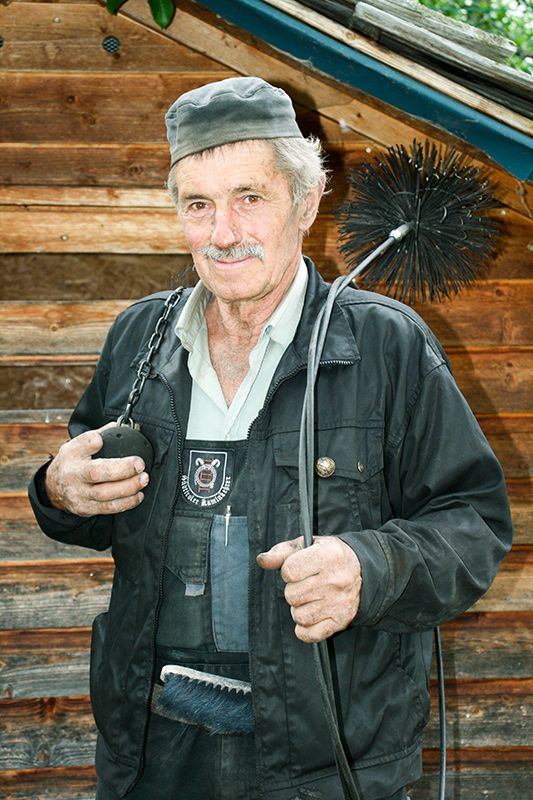 Rudl Pinggera, Jg. 1955, Perwarg, Langtaufers. Er liebt seinen Beruf: „Ma isch unter t’Leit, trifft olle Tog ondre unt drfrog Nuikeitn“