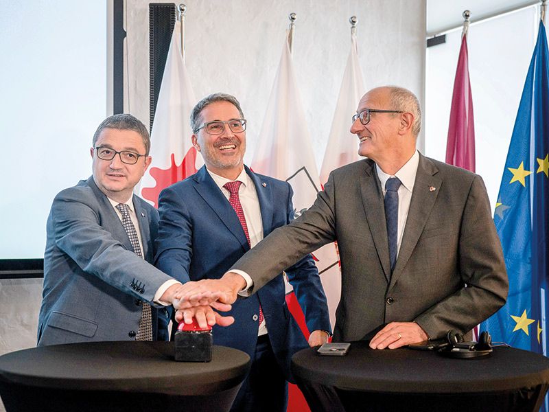 Per Knopfdruck haben die Landeshauptleute (v. l.) Fugatti, Euregio-Präsident Kompatscher und Mattle die Internetseite des Euregio-Wetterberichts freigeschaltet. (Fotos: LPA/Fabio Brucculeri)