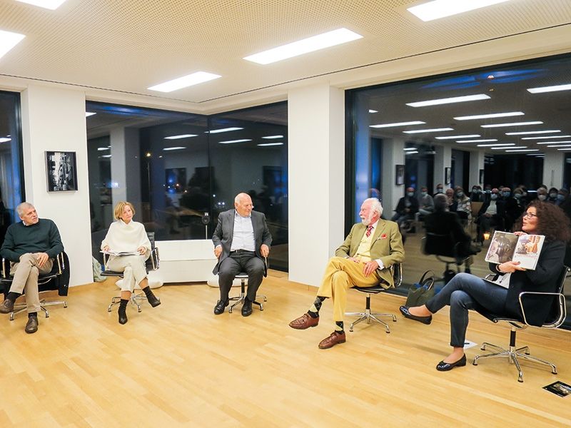 Finissage in der Galerie Spazio Rizzi der Ausstellung „Orte“, Buchvorstellung und Gesprächsrunde. V.l.: Ulrich Egger, Gabriele Crepaz, Luis Durnwalder, Johannes Graf Trapp und die Moderatorin Sabina Frei.