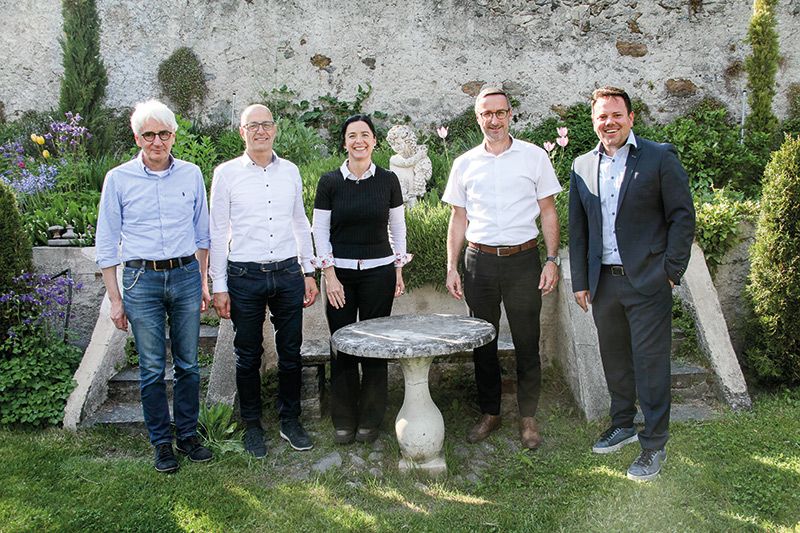 Im Garten des Gaudententurms in Partschins v. l.: Tourismuskoryphäe Lois Kronbichler, LTS-Geschäftsführer Hubert Unterweger, TV-Geschäftsführerin Karin Thaler, Tourismusreferent Ulrich Schweitzer und TV-Präsident Philip Ganthaler