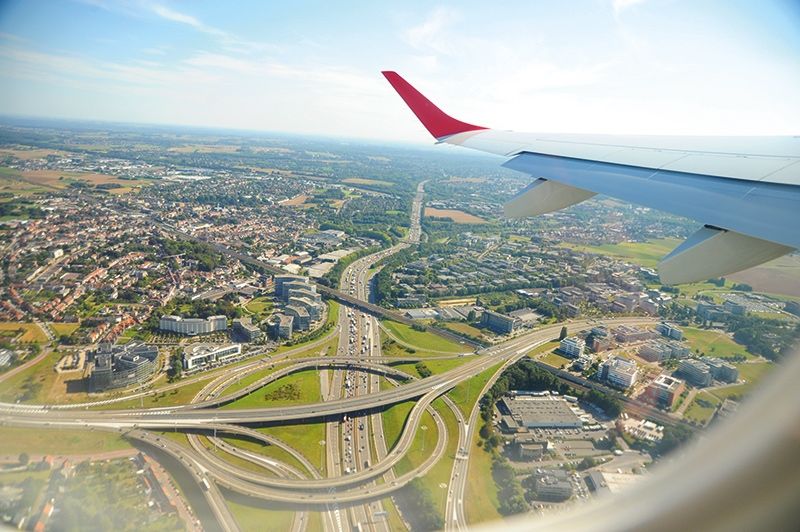 Landeanflug auf Brüssel: Flugkerosin muss unbedingt besteuert werden und die Billigflüge müssen der Vergangenheit angehören.