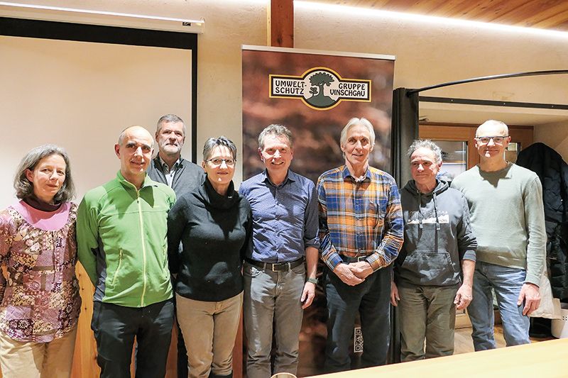 Der neue Vorstand der Umweltschutzgruppe, der neue Geschäftsführer vom Dachverband und zwei langjährige Vorstandsmitglieder. V. l.: Ingrid Karlegger, Stephan Platzgummer, Karl Zerzer, Eva Prantl, Hanspeter Staffler, Albert Pritzi, Josef Gruber, Helmut Schönthaler. Nicht im Bild: die drei neuen Vorstandsmitglieder: Pedro Diaz Diaz, Carmen Telser und Birgit Seissl