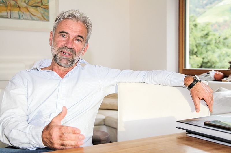 Landesrat Arnold Schuler hat gegen den Buchautor Alexander Schiebel, gegen Karl Bär vom eingetragenen Verein „Umweltinstitut München“ und gegen den Verleger Jacob Rodloff Anzeige wegen übler Nachrede erstattet. Schuler hat rund 1.600 Bauern mit im Boot: „Da geht es nicht mehr um Kritik, sondern da geht es um Vorwürfe, die wir uns nicht gefallen lassen müssen“, sagt Schuler.