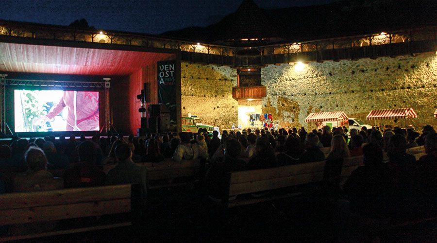 Beeindruckende Kulisse auf dem Festival-Gelände von Glurns