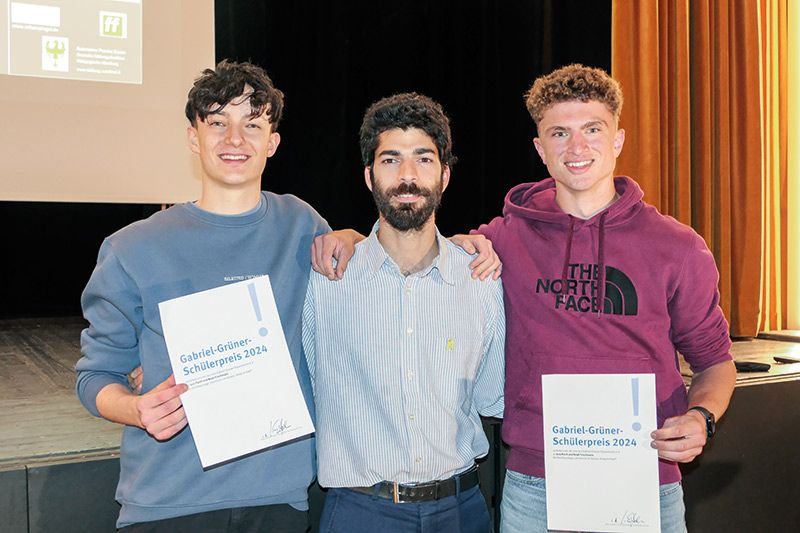Luis Parth, Dolev Nahoom und Lukas Kofler, der stellvertretend für Noah Frischmann am 17. Mai in Mals den Gabriel Grüner Schülerpreis entgegennahm