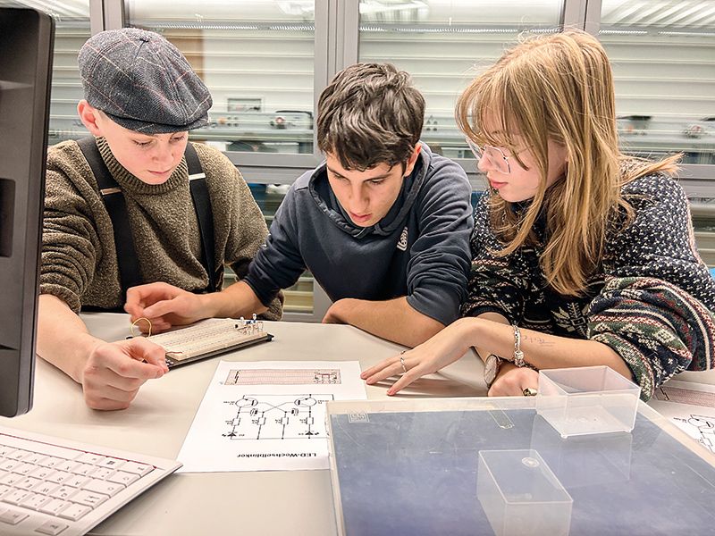 Paul Stainer, Jakob Thomann, Maria Wellenzohn (Kl. 2a) beim Tüfteln im Elektroniklabor.