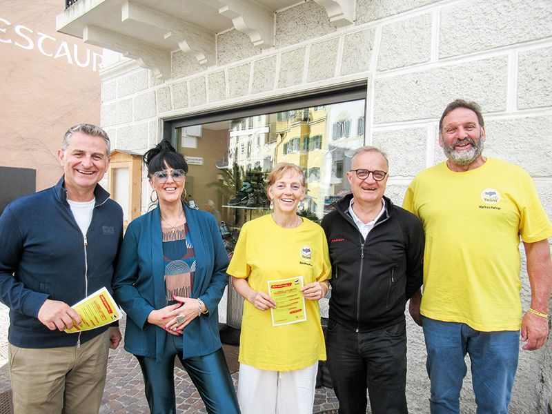 Kandidaten vom Team K in der Fußgängerzone von Schlanders: v. l.: Alex Ploner, Michaela Theiner, Dorothea Kurz, Franz Ploner und Markus Hafner