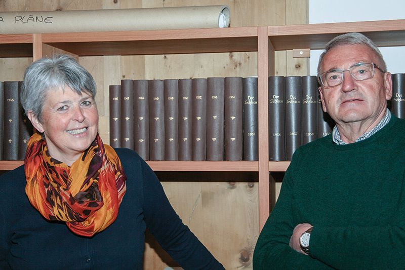 Helene Dietl Laganda und Toni Patscheider sind dankbar und freuen sich über die Schlernschriften, die Herbert Raffeiner dem Vintschger Museum zugeeignet hat.