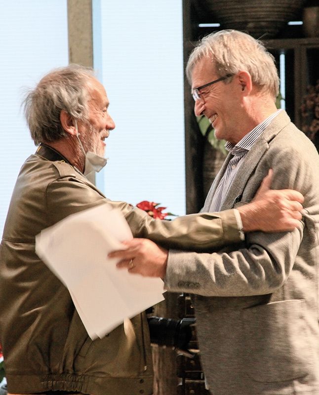 Am 20. November wurde das neueste Buch von Gianni Bodini in der Gärtnerei Schöpf in Vetzan vorgestellt und eine Ausstellung mit seinen Mond- und Himmelsbildern eröffnet.
