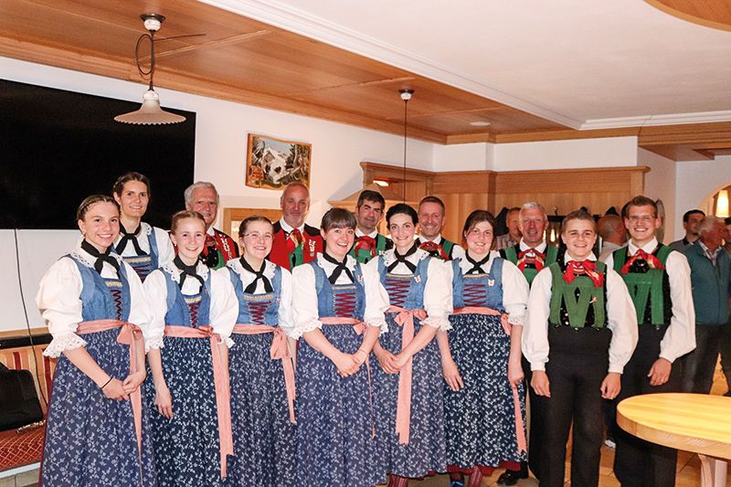 Hinten v. l. Obfrau Maria Theresia, Richard, Otto, Hermann, Martin, Andreas und Kapellmeister Andreas. Vorne v. l. Jasmin, Sophie, Annalena, Ruth, Katharina, Romina und Michael