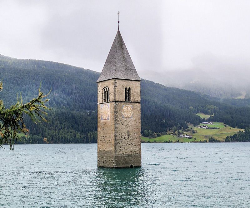 Das Areal vor dem Kirchturm im Reschensee soll aufgewertet werden: Die Landesregierung hat das Raumprogramm und die Kostenschätzung für das Bauvorhaben genehmigt. (Foto: LPA/Gianluca Crocco)