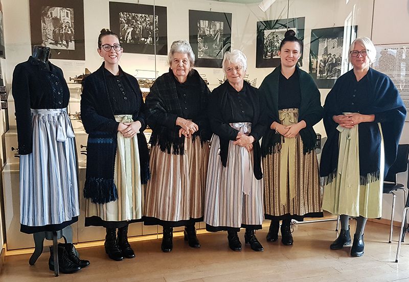 Museumsleiterin Maria Mayr (1 v.r.) mit Sieglinde Holzknecht (2.v.l.), deren Enkeltochter (1. v.l.), u. ihrer Nachbarin u. deren Enkelin