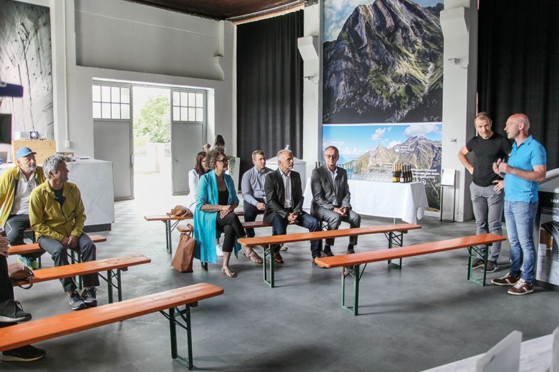 In der beeindruckenden Remise der Lasa Marmo wurden die Sportevents im Oberen Vinschgau vorgestellt, rechts Kurt Ratschiller und Gerald Burger