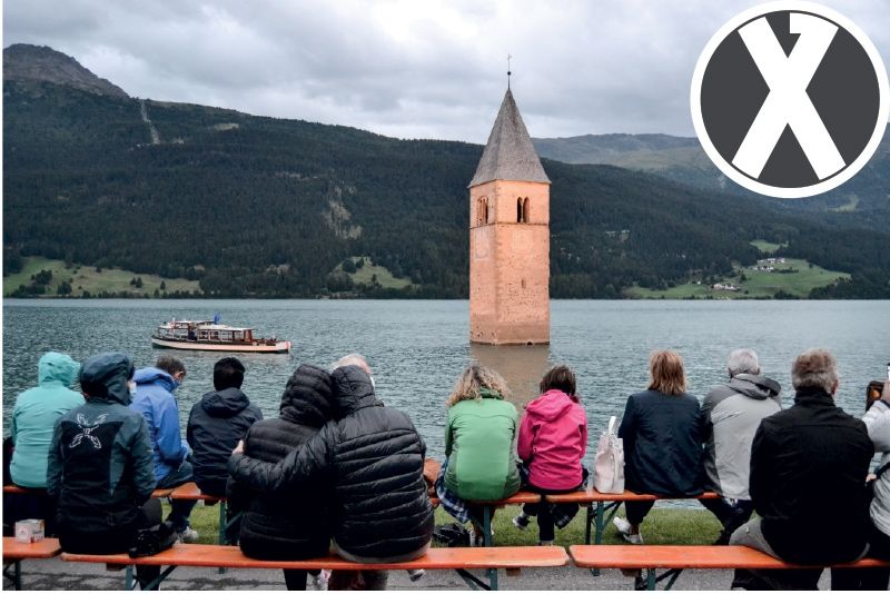 Am Seeufer lauschte das Publikum Marco Balzano und Ludwig Schöpf, die auf dem Schiff Hubertus den Turm im See umrundeten und von dort aus die Lesung abhielten