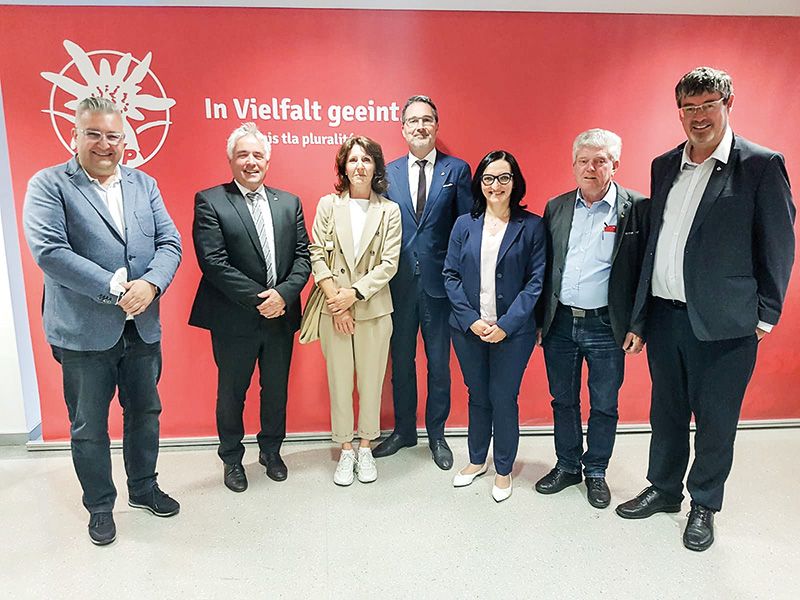 v. l.: Dieter Pinggera Bezirksgemeinschaftspräsident, Sepp Noggler Landtagsvizepräsident, Bezirksfrauenreferentin Hanni Bernhart, Landeshauptmann Arno Kompatscher, Irmgard Gamper Bezirksobmannstellvertreterin, Karl Pfitscher, Albrecht Plangger SVP Bezirksobmann/Parlamentarier