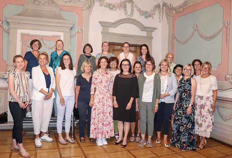 Die SVP-Bezirksfrauenleitung Vinschgau wurde von den Anwesenden (im Bild) am 4. Juli in Schlanders neu bestellt.