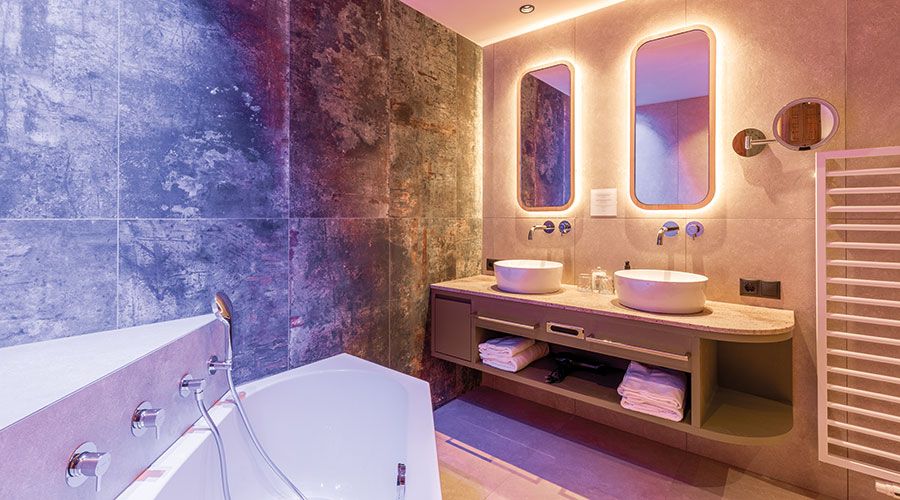 SPA  Das „Salus per aquam“ , also Gesundheit durch Wasser,  wird im Tuberis in vielerlei Hinsicht zelebriert: vom allen zugänglichen Whirlpool über die Schwimmbäder und Saunaanlagen bis hinein in die Badezimmer