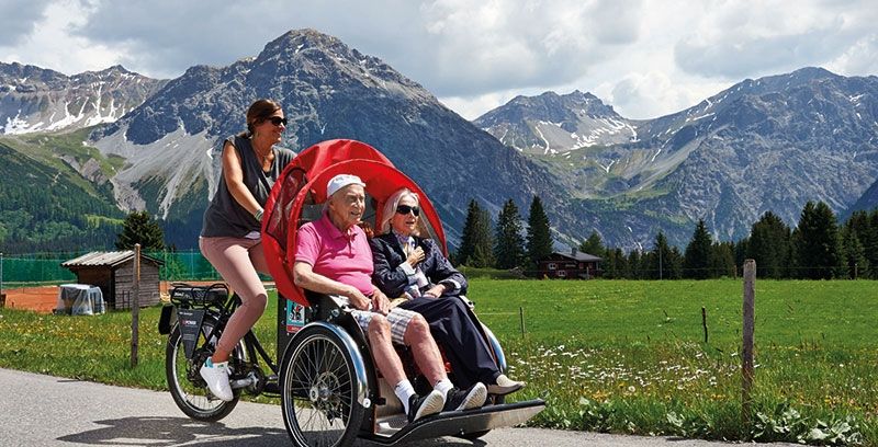 Mit den Rikscha-Fahrten durch Dörfer und Landschaften können Seniorinnen und Senioren wieder ein Gefühl von Freiheit, Teilhabe und Nähe gewinnen. Die Initiative „Radeln ohne Alter – Recht auf Wind im Haar“ ist in Deutschland und der Schweiz weit verbreitet. Nähere Informationen: www.radelnohnealter.de, www.radelnohnealter.ch, www.bischfit.ch/d/radeln-ohne-alter/