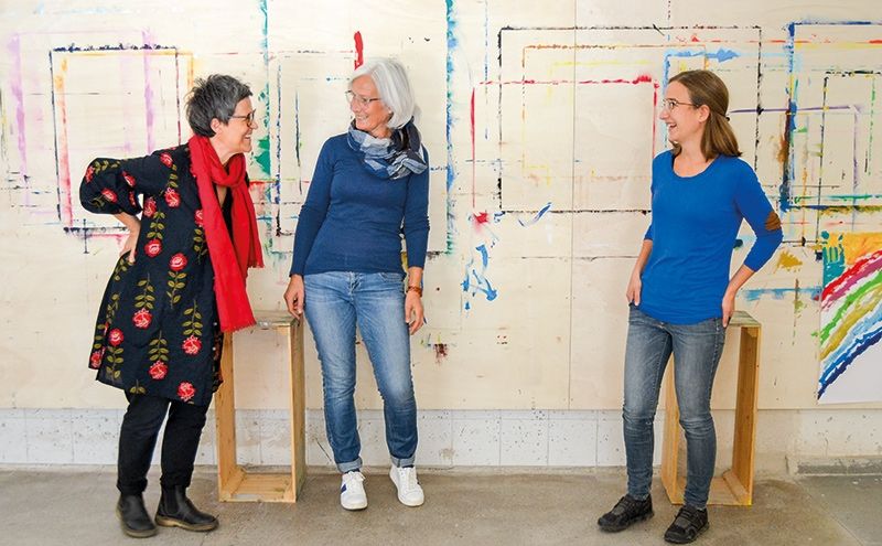 Die Spüle als offenen Gestaltungsraum tragen v. l. Christina Angerer, Martina Thanei und Anna Moser mit. Ebenfalls aktiv ist Isolde Veith (nicht im Bild). Foto Maria Raffeiner