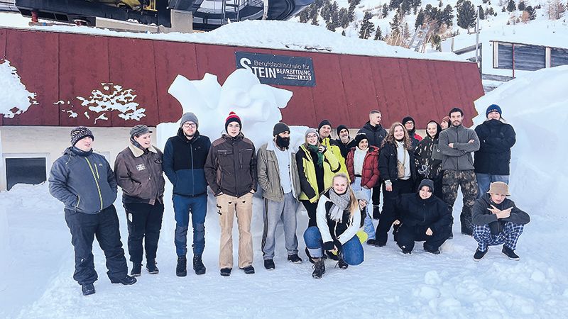 Die Schüler:innen aus der Berufsfachschule für Steinbearbeitungin Laas mit ihren Begleitpersonen im Skigebiet Haideralm. Sie haben sich dort drei Tage lang mit Skulpturen zum Thema KI beschäftigt.