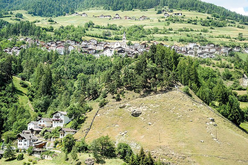 Stilfs als Dorf in peripherer Lage hat die Anzeichen entlegener Orte in den Alpen: Erschwerte Arbeitsbedingungen, Steilheit, Platznot, Abwanderungsgefahr. Sonderfinanzierungen sollen Stilfs resilient machen.