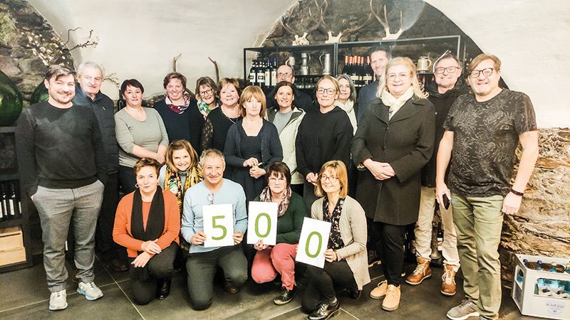 Die Vorsitzenden v. l. Michael Pinggera (Mals); Werner Altstätter (Prad am Stj.), Angelika Pircher (Taufers i.M.); Brigitte Kuen (Martell), Kathi Donà (Kastelbell), Brigitte Schönthaler (Laas), Anni Thaler (Schluderns), Wolfgang Thöni (Graun), Helga Pircher (Kastelbell), Rosmarie Santer (Schlanders), Rosa Pichler (Glurns), Melanie Traut (Goldrain/Morter), Johann Thomann (Kortsch), Susanne Saewert (Laas), Veronika Traut (Goldrain/Morter), Ingrid Karnutsch (Schlanders), Hannes Gamper (Latsch), Gudrun Warger (Schlanders), Roland Angerer (Stilfs), Ludwig Fabi (Bezirksservice Bildungsausschüsse)