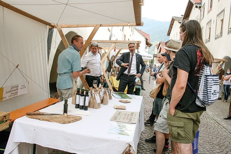LH Arno Kompatscher (Bildmitte) am Stand mit Hanfprodukten. Er trug auch fleißig den Mund-Nasenschutz, wenn er - anders wie im Bild -, den Abstand nicht einhalten konnte.