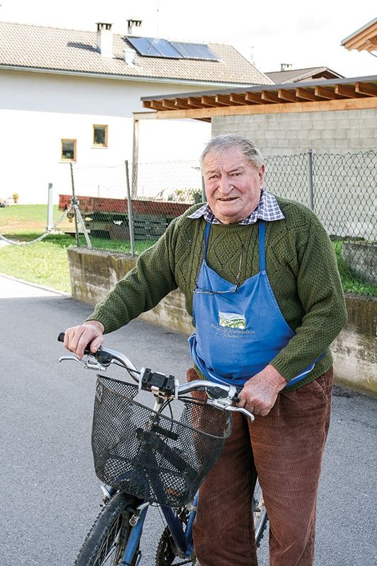 Georg Gander, genannt „Nauerle Jörgl“ geboren 1932, Prad. Das Fahrrad begleitet ihn täglich zur „Bar Alpen“. Er setzt sich allerdings nie auf den Sattel, benutzt es nur als Stütze. „I mecht in mein Olter nit umkuglen“, meint er.
