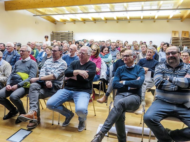 Bei der gut besuchten Buchvorstellung hat Ernst Thoma einige Korrnrliadr und Lieder aus der Sammlung Quellmalz vorgetragen und zusammen mit dem Publikum gesungen. Alte Tonaufnahmen und ein Film aus dem Jahre 1940 über das Klosn wurden vorgeführt.