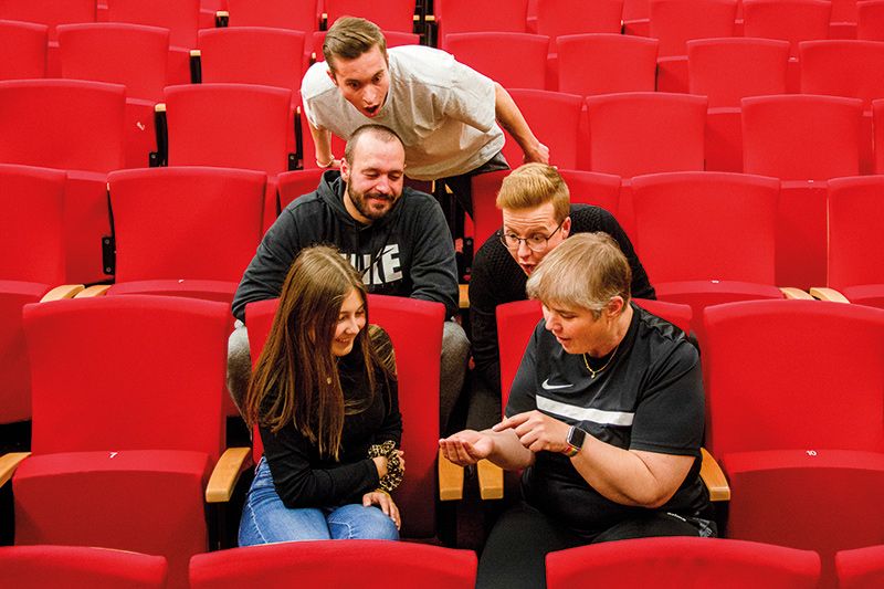 5 engagierte Darsteller:innen des Theatervereins Schlanders werden die Besucher:innen ins Nimmerland entführen