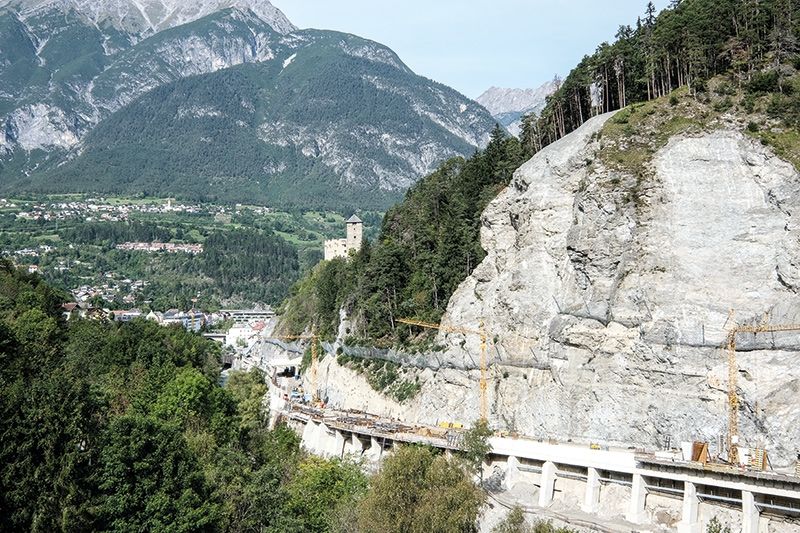 In schwierigem Gelände und unter äußerst beengten Platzverhältnissen wird an der L76 zwischen Landeck Süd und Fließerau die 772 Meter lange Schlossgalerie errichtet. Sicherungsarbeiten finden auf allen Ebenen statt. Vieles ist nur händisch machbar.