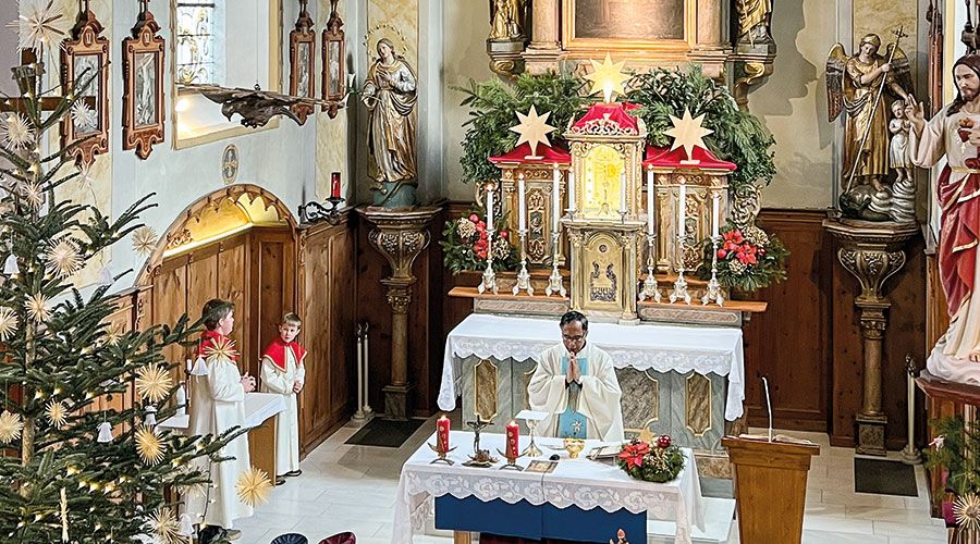 Patroziniummesse am 17. Jänner 2026. Pater Jolly zelebriert den Gottesdienst. (Peter Tscholl)