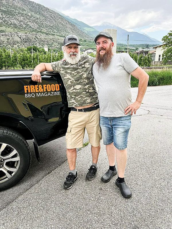 Elmar Fetscher und Christian Angerer beim Besuch in Laas vergangenen Herbst. Fetscher ist der Herausgeber von FIRE & FOOD, Europas größtem BBQ Magazin, das für authentischen Lifestyle steht. Angerer servierte Fetscher einen authentischen Vinschgau.