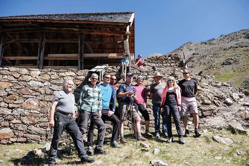 Hannes Weinhuber, Bruno Schuchter, Christoph Gigele, Christian Hirsler, Reinhard Rampold, Sonja Mitterer, Christian Sturm, Elisabeth Sturm und Armin Falkner (v.li.) bei der Abschlussfeier.