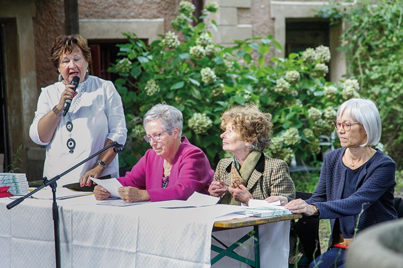 Bei der Buchvorstellung im Garten von Schloss Spauregg v. l.: Wally Nardelli (BA-Präsidentin), Renate Schweitzer (Autorin und Chronistin, Alexandra von Goldegg (Gastgeberin und Autorin) und Andrea Schweigl (BA-Vorstand)