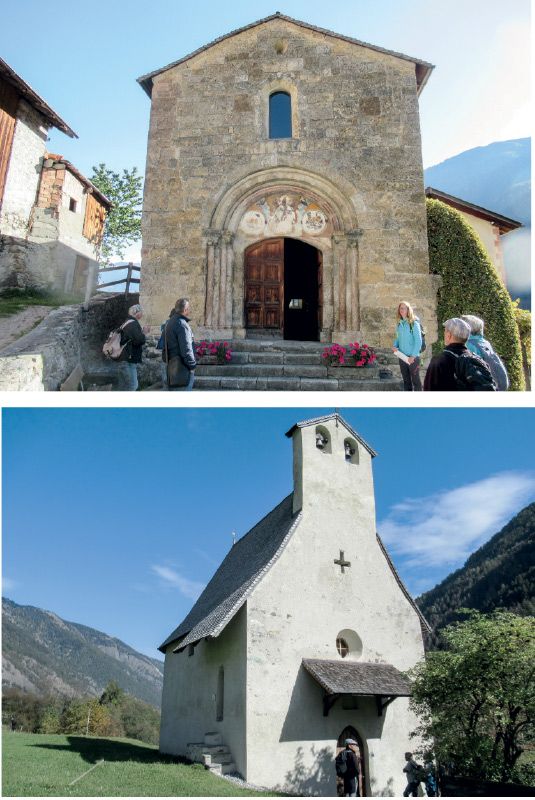 Das Grenzdorf Taufers hat 961 Einwohner, aber neben der Pfarrkirche noch 7 kleinere Kirchen. Zum Tag der Romanik gab es die „Acht Kirchen Wanderung“: St. Johann (rechts im Bild), St. Michael, St. Blasius, St. Martin, St. Antonius, St. Nikolaus, St. Rochus (links im Bild) und St. Valentin.