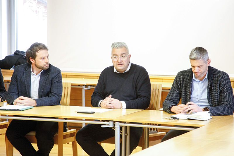 Dieter Pinggera (Mitte) als Mitbegründer der Energiegemeinschaft Vinschgau