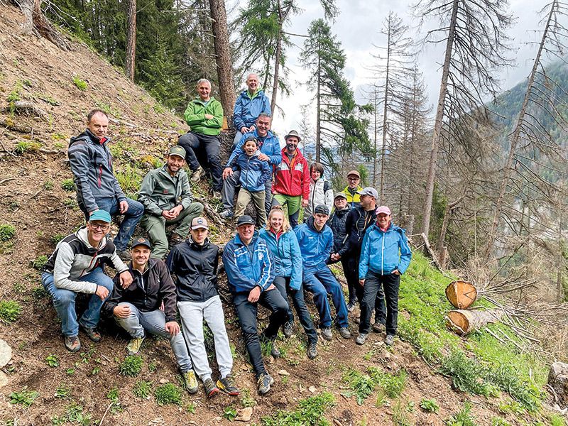 Das Aufforstungsteam mit den freiwilligen Helferinnen und Helfern auf „Übergrimm“ oberhalb von Gomagoi