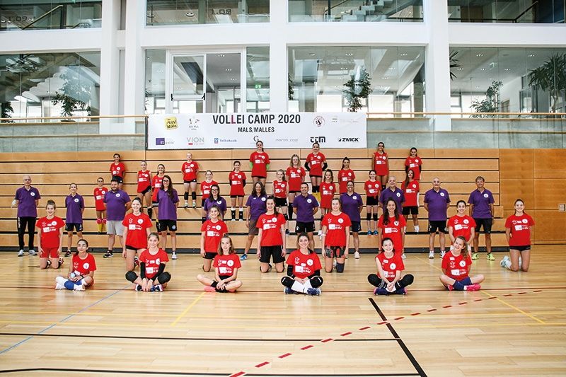 Die VolLei-Camp-Teinehmerinnen mit ihren TrainerInnen und BetreuerInnen in der Halle der Sportoberschule von Mals. Ein Covid-Manager überwachte die Einhaltung der Covid-Sicherheits-Bestimmungen