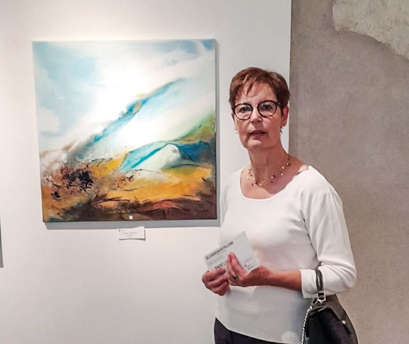 Die Freizeitmalerin Irene Maria Stecher Hauser aus Tschengls bei der Vernaissage in der Stadtgalerie am Dominikanerplatz in Bozen