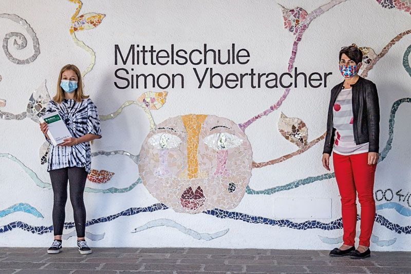 Übergabe Hauptpreis Sophia Gamper (Gewinnerin) und Schuldirektorin Karolina Kuppelwieser