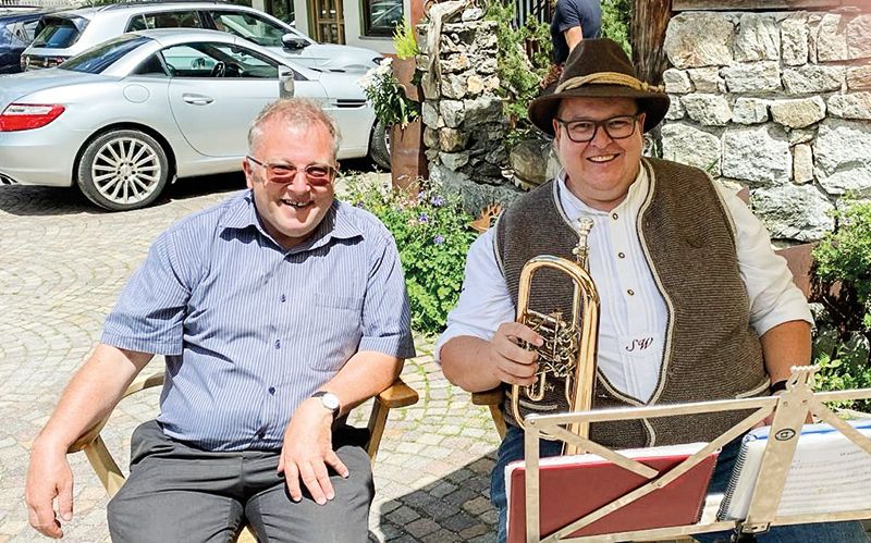 Pfarrer Florian Öttl (links) mit dem Chef der Tauferer Wirtshausmusikanten Siegi Warger