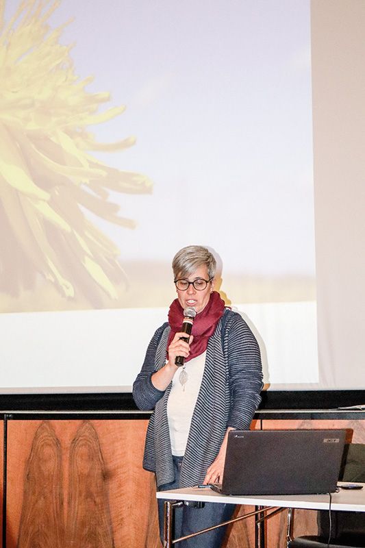 Maria Mayr informierte im Kulturhaus von Schluderns über Waldtracht und Waldhonig, der als sehr wertvoll gilt.