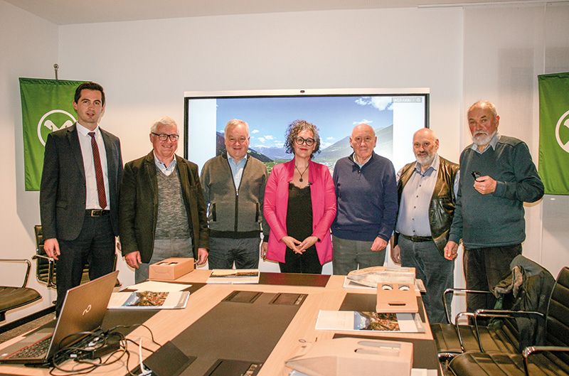 Kalendervorstellung Ende 2022 im Hauptsitz der Raiffeisenkasse Laas: v. l. Philipp Ladurner, Wolfgang Platter, Johann Spechtenhauser, BM Verena Tröger, Othmar Thaler, Herbert Raffeiner und Franz Waldner